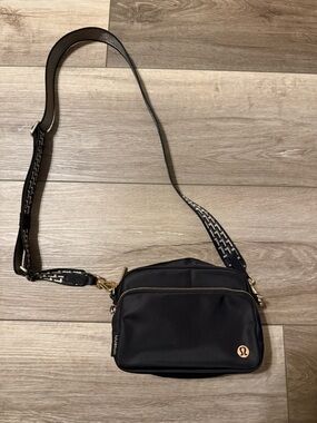 lululemon athletica Black Everywhere Crossbody Bag 2L with Patterned Strap